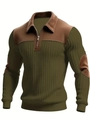 Detalle de polo de punto verde oliva con parches de ante marrón y cuello de media cremallera - Verde Militar