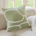 Groen-wit geometrisch kussen met beige bies op een beige bank van stoffen materiaal - Kussensloop (Zonder Vulling) / Groene Cirkels