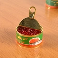 Primer plano macro de lata de caviar en miniatura con tapa dorada y etiqueta detallada - Estilo Caviar Chino - Sin Hebilla