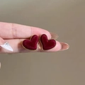 Gros plan de boucles d'oreilles cœur en velours bordeaux avec bordure dorée - 73# Cœur Velours Bourgogne Bord Or (925 Sterling Silver Earring Post)