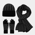 Detalle de set de invierno de punto con diseño de rombos y guantes táctiles - Negro