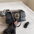 Sac baguette noir à motif litchi avec boucle dorée et détail de foulard en soie - Noir