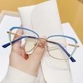 Chique cat-eye blauwlichtbril met goudkleurig metalen montuur en koningsblauw emaille - Boven Blauw Onder Cyaan