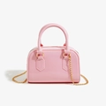 Vue détaillée du sac jelly rose en PVC brillant avec bandoulière en chaîne dorée - 180*90*130mm / Rose