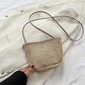 Minimalistische beige gewebte Umhängetasche mit braunem Riemen für den Sommerurlaub - Khaki