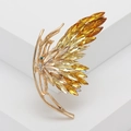 Spilla a farfalla dorata con cristalli ambra su supporto geometrico bianco - Giallo