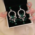 Orecchini d'argento con farfalla di smeraldo e nappe scintillanti in una scatola regalo - Perno in Argento-Verde-Orecchini a Bottone