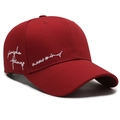 Klassische dunkelrote Baumwoll-Baseballkappe mit weißem Stickmotiv und gebogenem Schirm - Rot