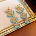 Dettaglio macro di orecchini vintage a ventaglio con perle blu e piccoli cristalli - Perno in argento - Oro - Blu