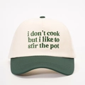 Dettaglio ricamo su cappello da baseball bicolore in cotone color crema e verde - Crema/Verde Scuro