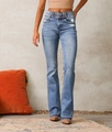 Détail du jean évasé à taille haute avec double boutonnage et finitions denim vintage usées - S / Bleu clair