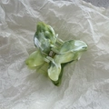Dettaglio del fermaglio per capelli a farfalla con motivo marmorizzato verde e bianco - Verde
