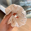 Beige kanten scrunchie met roze hartjes en blauwe stippen vastgehouden in hand - 22# Wit Hart