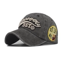 Ricamo dettagliato su cappellino da baseball grigio lavato con cuciture di qualità - Regolabile / caffè