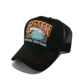 Dettaglio del ricamo dell'aquila e cuciture rosse su un cappello trucker in rete nera - M (56-58cm) / Nero