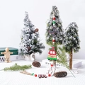 Dettaglio di alberi di Natale artificiali con ciondoli auto in legno e fili di perline - Auto