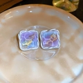 Dettaglio di orecchini a perno quadrati in argento con resina marmorizzata viola e blu - Silver Earring Post - Quadrato pieghettato blu-viola