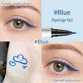 Eyeliner liquido blu impermeabile con punta in spugna che mostra effetti di trucco stratificati - Blu