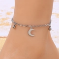 Silbernes Edelstahl-Fußkettchen mit Mondsichel-Anhänger und Perlen auf Strandhintergrund - Mond Perlen Anhänger (KJ260-Z) / Silber