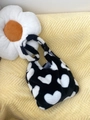 Sac fourre-tout en peluche à motif cœur noir et blanc avec texture douce d'hiver - Noir avec coeurs blancs