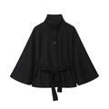 Schwarzer Damen-Cape-Mantel mit Stehkragen und Taillengürtel auf weißem Hintergrund - S / Schwarz