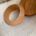 Détail macro du grain de bois naturel sur un bracelet jonc minimaliste en bois rétro - Style Large Carré Arrondi (4# Jonc-Café Clair)
