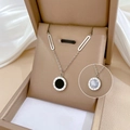 Dettaglio della collana in acciaio al titanio con numeri romani e intarsio in madreperla - Acciaio al titanio / Argento