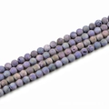 Makroaufnahme von 10mm runden lila Natursteinperlen mit einzigartigen Fleckenmustern - Violett