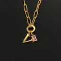 Elegante 14K vergoldete Edelstahl V-Buchstaben Halskette mit rosa Zirkonia Anhänger - Buchstabe V