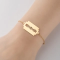 Pulsera dorada minimalista con colgante de cuchilla de afeitar y cadena de eslabones - Dorado