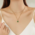 Collana doppia a strati dorata con pendente rettangolare verde smeraldo e perle - Ciondolo in Pietra Preziosa Verde Rettangolare (OYSN055GL) / Oro