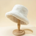 Cappello a secchiello minimalista in finta pelliccia bianca su supporto di legno caldo - M (56-58cm) / Beige