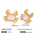 Detalle de pendientes de cangrejo dorados con perlas en acero inoxidable hipoalergénico - Stud aretes / Dorado
