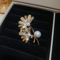 Detail einer 14k vergoldeten Blumenbrosche mit Perlen und Zirkonia in einer Schmuckbox - Doppelblumen Überlappungsstil - Gold (13#)