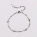 Elegante pulsera de cuentas de acero inoxidable plateado con pedrería clara y cierre langosta - Color Acero