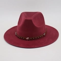 Detalle de sombrero fedora burdeos con banda de cuero y tachuelas de estrella plata - Talla única / Burdeos