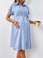 Detalle del vestido de maternidad azul claro con botones blancos y cordón ajustable - S / Azul claro
