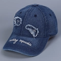 Dettaglio del cappello da baseball in denim con ricami e rifiniture sfrangiate vintage - Blu scuro