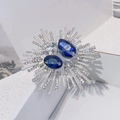 Dettaglio della spilla a stella con pietre preziose blu scuro e strass di cristallo lucido - A17-62 Base Argento Pietra Preziosa Blu