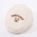 Detail van de berenborduursel en bearbaby tekst op beige katoenen baby muts - Kinderen 2-6 Jaar / Beige