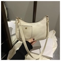 Detalle del bolso de hombro en cuero PU crema con bolsillo de hebilla metálica y textura - Blanco