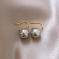 Eleganti orecchini con perle grigie e ganci dorati su lussuoso tessuto di seta champagne - Orecchini a gancio (10#) / 12mm / Grigio