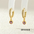 Detail von goldenen Creolen mit Zirkonia und schillernden runden Anhängern für Damen - ER1010-B Pink-Violette Perle