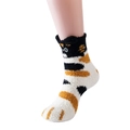 Gros plan de chaussettes pattes de chat épaisses en polaire corail avec motif calicot - Taille unique / Noir à Pois