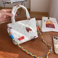 Détail du sac bandoulière matelassé blanc avec motifs de dessins animés et sangle colorée - Gros Ours
