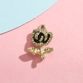 Detalle del colgante de rosa con incrustación de esmalte negro y brillantes pedrerías - Rosa Negra Dorado