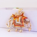 Llavero de elefante con diamantes de imitación brillantes y detalles de esmalte dorado - café
