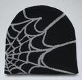Detail des grauen Spinnennetz-Jacquard-Musters auf einer schwarzen Strickmütze - Schwarz mit grauem Netz