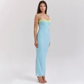 Eng anliegendes hellblaues Maxikleid mit gelber Spitze und Trägern für den Urlaub - Seeblau