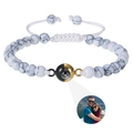 Detail des personalisierten Projektionsarmbands mit Marmorperlen und Fotovorschau - Weißes Howlith Armband